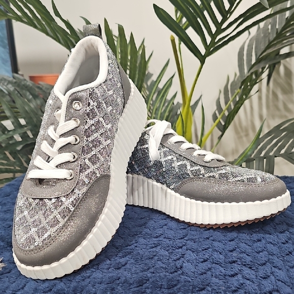 Amigo platform sneakers by Amazon Shoes - AMIGO  Size 9 Gray  Sequenced Women's Sneakers